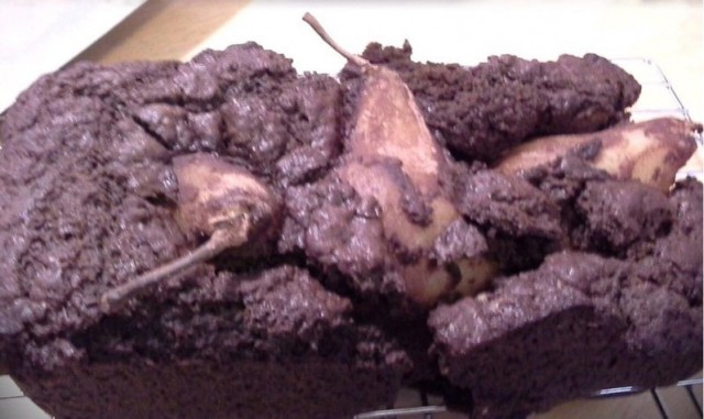 Решил испечь шоколадный пирог с грушей