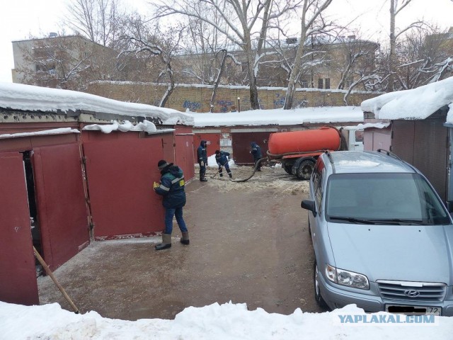 Спасение автомобилей из затопленного гаражного кооператива