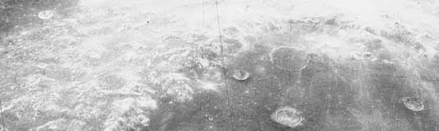 НЛО, "бункеры" и другие странности, обнаруженные на Луне