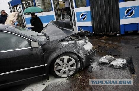 Автомобиль сбил трамвай с путей