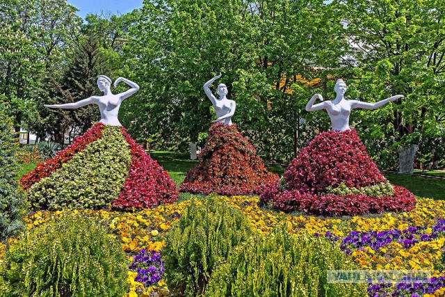 В центре Ярославля установили скульптуры танцующим девушкам, посвященные году театра в России