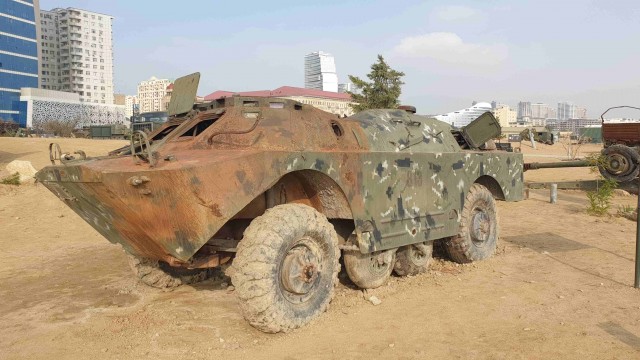 Выставка трофейной военной техники в Баку