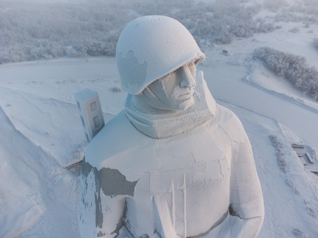 Замерзший памятник Алеша