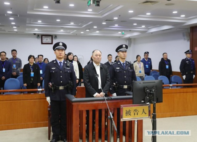 Бывший президент банка China CITIC Bank Сунь Дэшунь в пятницу был приговорен к смертной казни