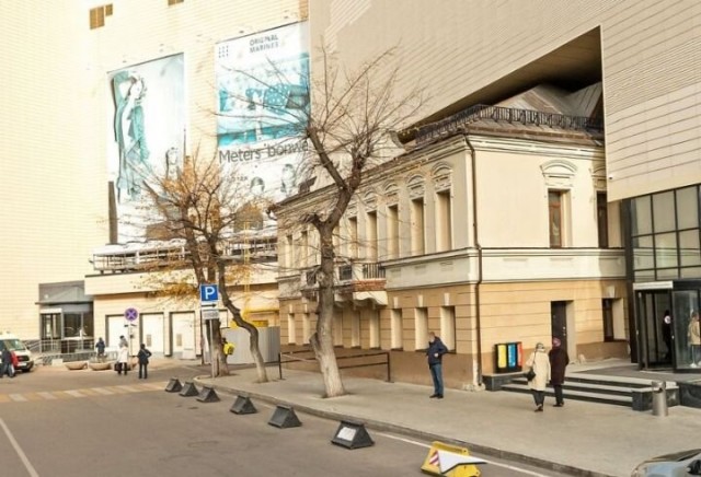 «Замуровал» несговорчивую. Депутат в Дербенте построил ТЦ вокруг квартиры