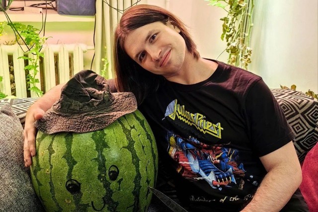 Агроном-любитель из Москвы пытается вырастить в квартире арбуз на 50 кг