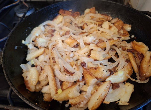 Картофель жаренный на сале с луком и чесноком