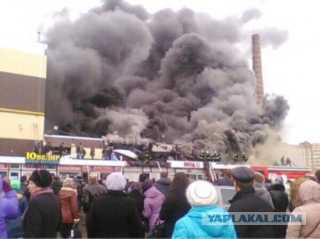 В Казани горит торговый центр  «Адмирал»