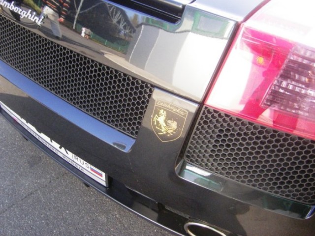 Логотип на Lamborghini (2 фото)