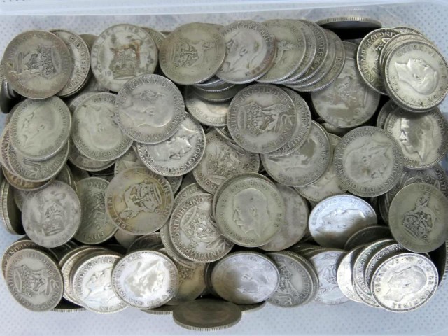 Пенсионерка обнаружила чемодан с серебряными и золотыми монетами в унаследованном доме