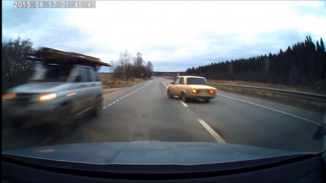 Бл..ть! Он поворачивает!