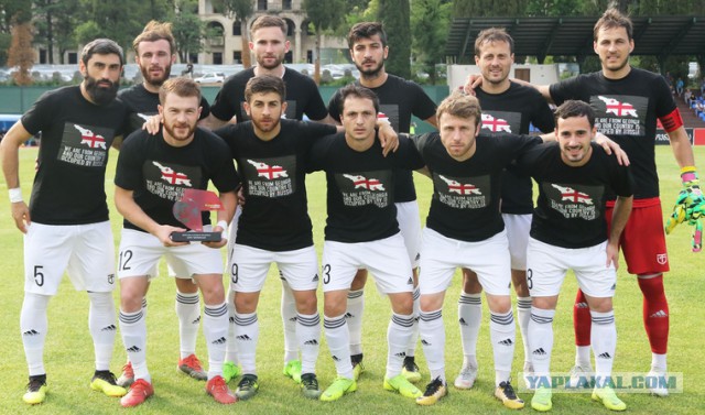 Грузинские футболисты вышли на матчи в антироссийских футболках.