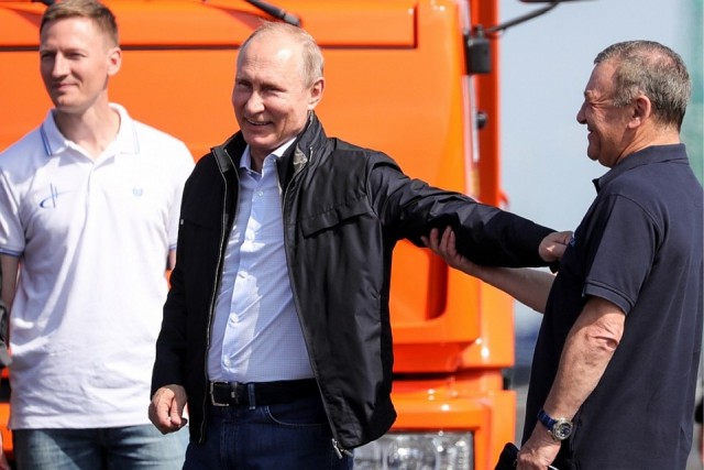 Путин наконец-то подписал мост через Лену