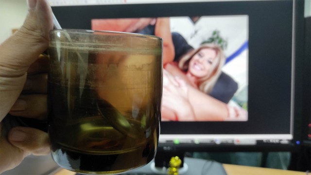 А из какой кружки вы пьёте на работе?