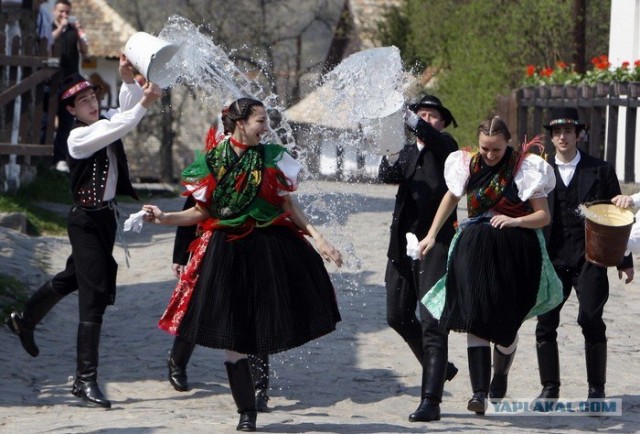 В Венгрии девки "намокают" перед Пасхой