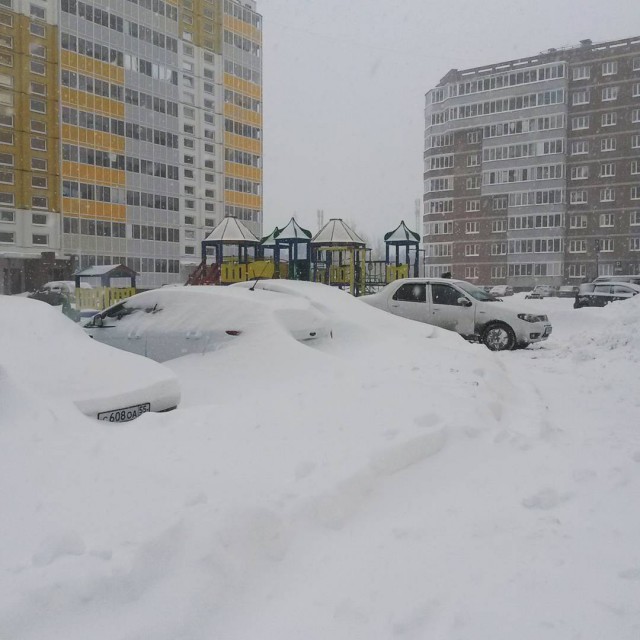 Омск встал в 10-балльных пробках после снегопада