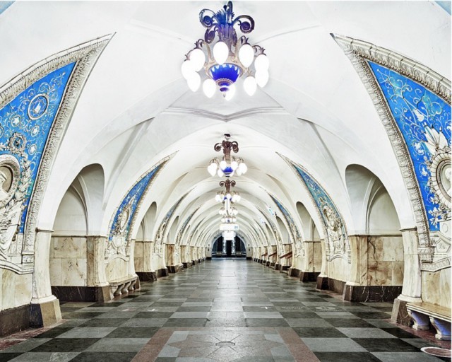 Необычное: московское и питерское метро без людей