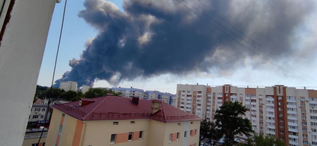 В Самаре горит склад лакокрасочных материалов