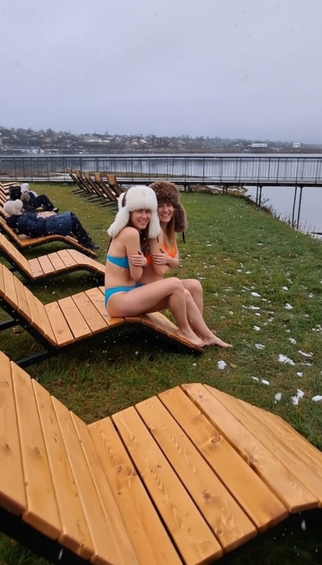 «Похоже открыли пляжный сезон»: в пермской Лысьве в ноябре установили шезлонги на набережной.