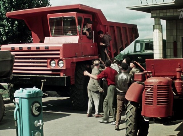 Киев и советский автотрафик 1962 года в фильме "Королева бензоколонки"