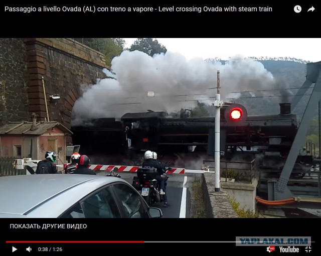 Паровоз выезжает из тоннеля