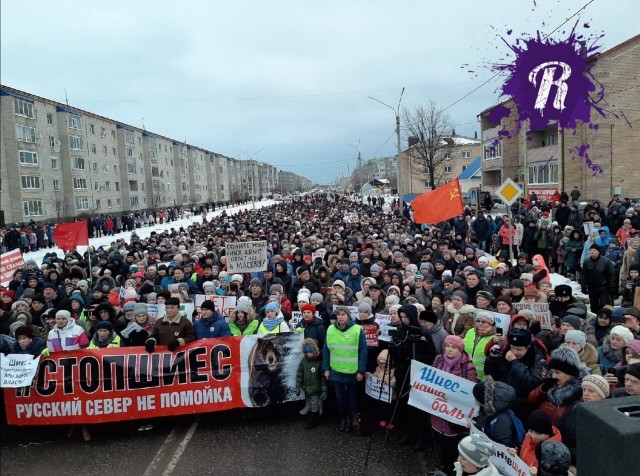В Котласе Архангельской области вышли на митинг 10 тысяч человек
