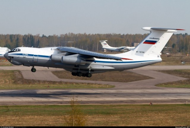 Крутой заход на посадку Ил-76 и спутный след