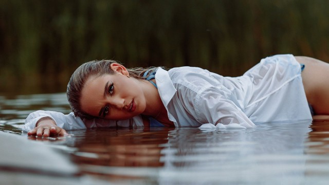 50 картинок с девушками в белых одеяниях