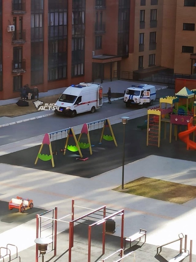 Мужчина с зонтиком совершил «прыжок веры» с 8 этажа