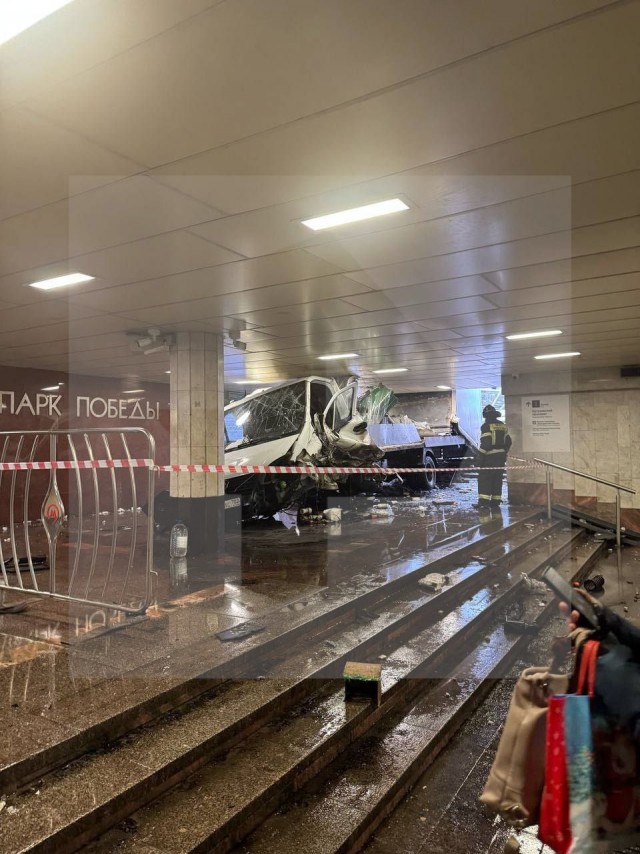 Газель влетела в подземный переход в Москве