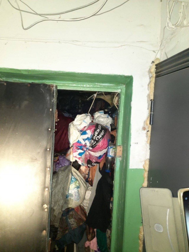 Уфимка утонула в мусоре, который годами таскала в свою квартиру