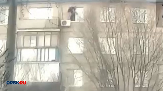 Женщина выпала из окна 5 этажа, встала и пошла домой
