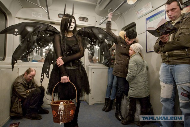 Пассажиры в метро.