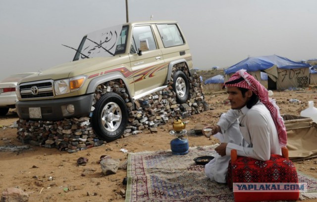 Зачем саудовская молодежь обкладывает камнями машины?