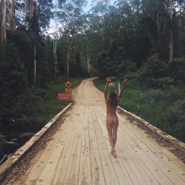 Блогерша из Австралии пропагандирует голый образ жизни