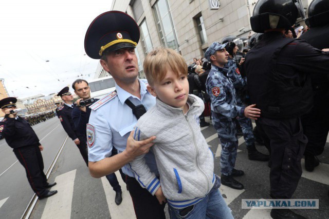 В центре Москвы группа подростков устроила «бессрочный» протест против пенсионной реформы