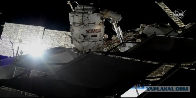Дыра в иллюминатор не видна: космонавты осмотрят «Союз» снаружи
