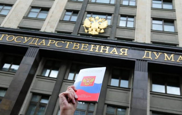 Госдума одобрила в первом чтении законопроект о поправке в Конституцию