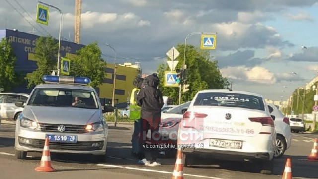 В Петербурге таксист "Сити Мобил" убил водителя Киа - он не уступил бомбиле на Фольксвагене дорогу