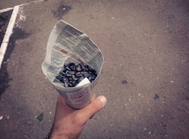 -Тебе в карман, сынок, или в кулёк..?