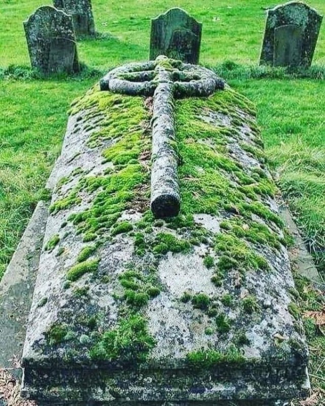 На фото - могила реального Робина Гуда. Это был криминальный авторитет Средних веков