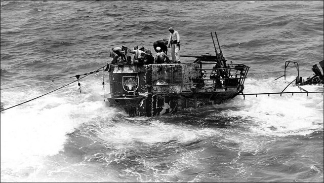 Немецкая подлодка на буксире у американского авианосца. Захват U-505