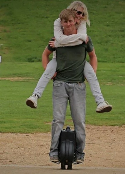 Парой на одном самокате это нормально