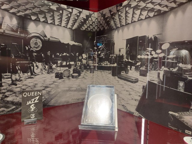 Музыка и музыканты: John Deacon - Queen...