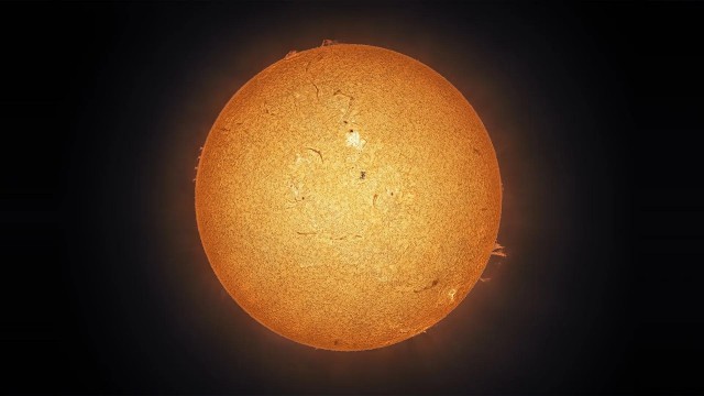 В кадре: МКС и вспышка на звезде. Американский астрофотограф сделал поистине невероятный снимок Солнца