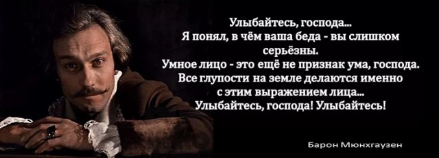 Загорелый пляжный тряпочный модельер показывает новинки сезона