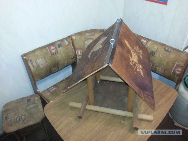 Кусок фанеры и черенки от лопат.