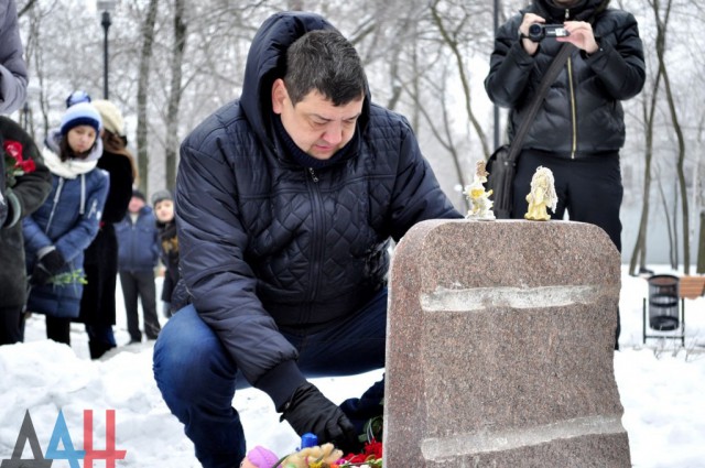 На Аллее ангелов в Донецке почтили память детей