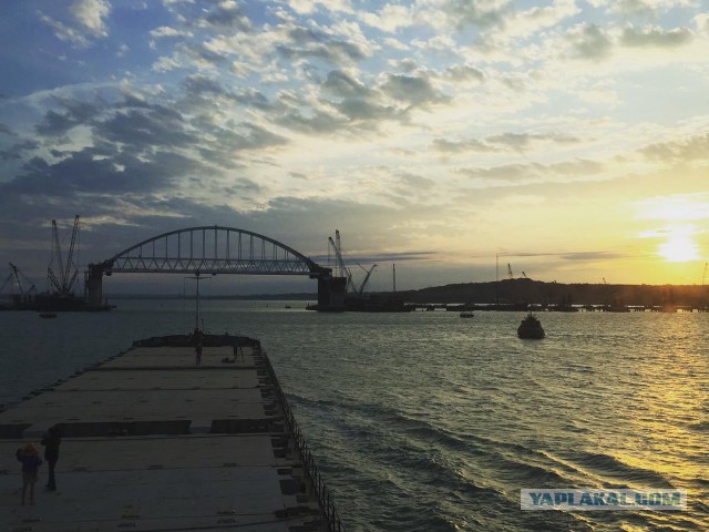 Под аркой моста в Крым прошло первое судно
