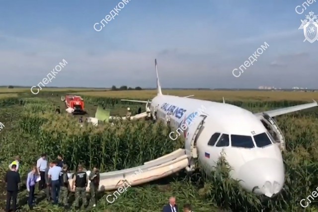 В Подмосковье пассажирский самолёт Уральских Авиалиний экстренно приземлился в поле